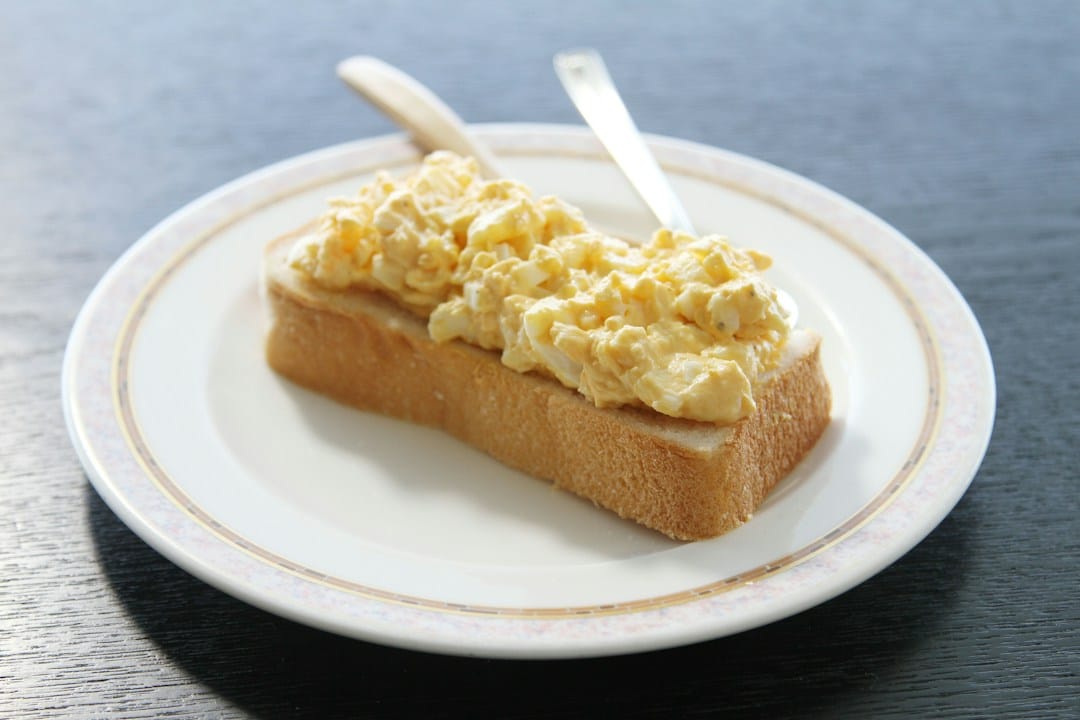soft bread with scrambled eggs as a gentle meal during wisdom teeth recovery